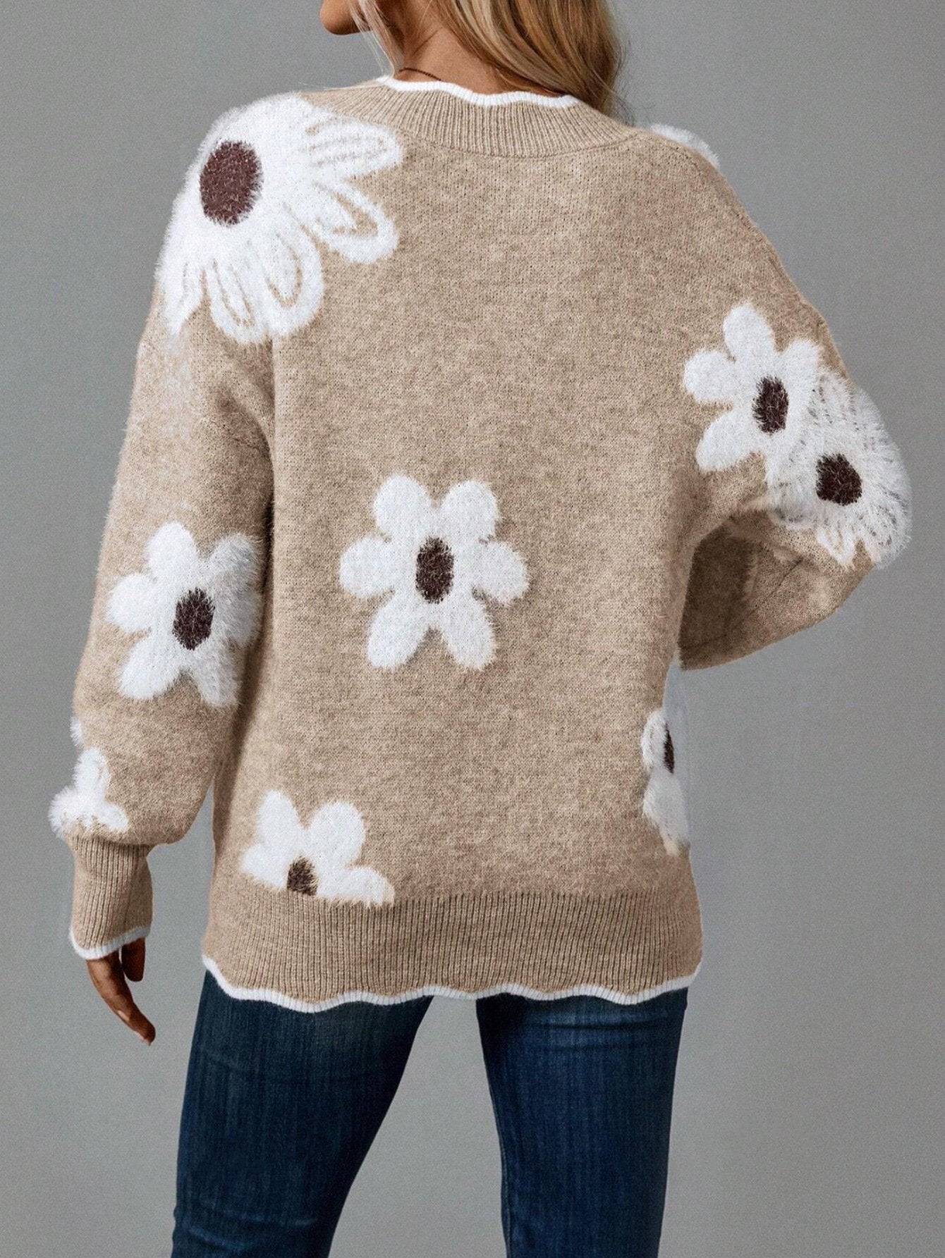 Odette™ - Elegant floral sweater with scalloped trim