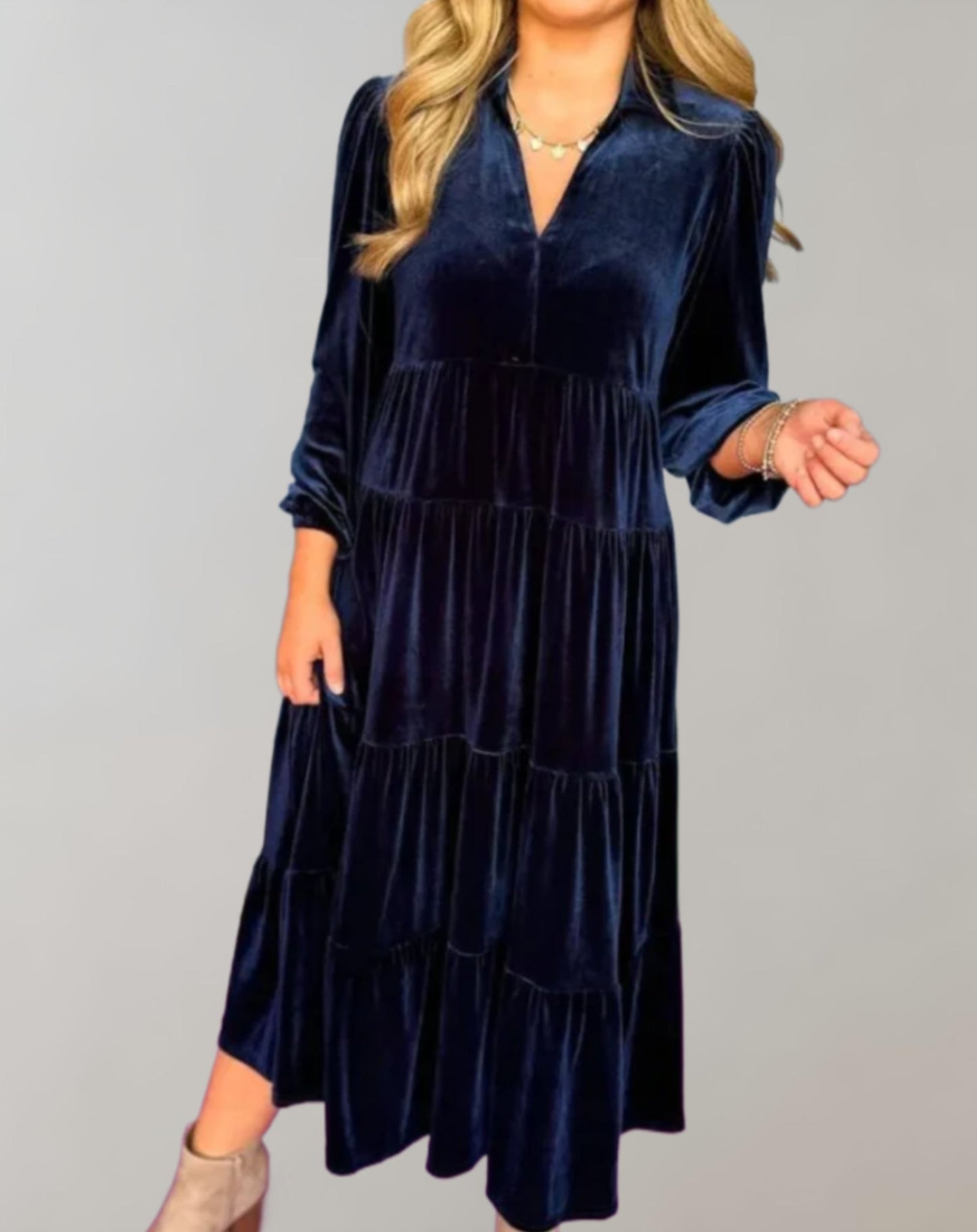 Louiza™ - Flowing velvet dress with V-neckline