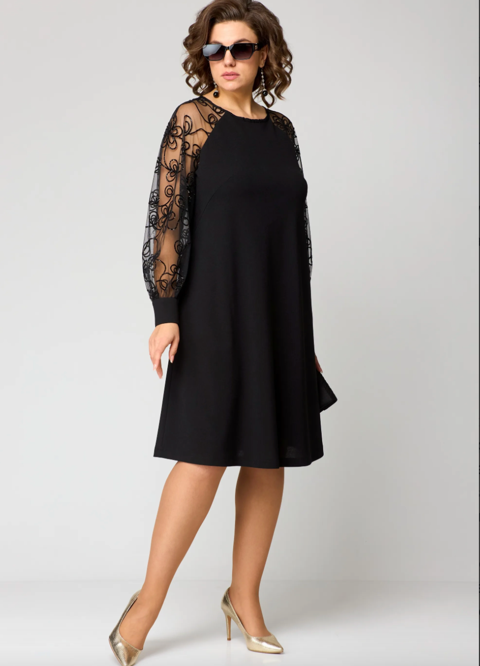 Yvonne™ - Elegant lace dress with a fitted cut and subtle slit