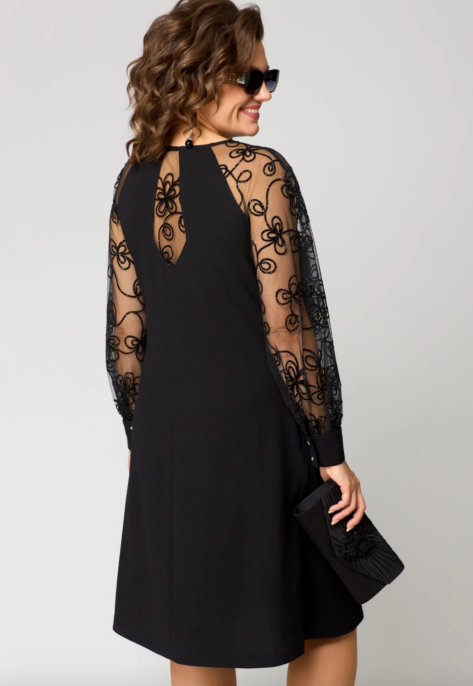 Yvonne™ - Elegant lace dress with a fitted cut and subtle slit